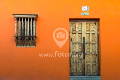 Puerta y ventaja en el Barrio La Candelaria 